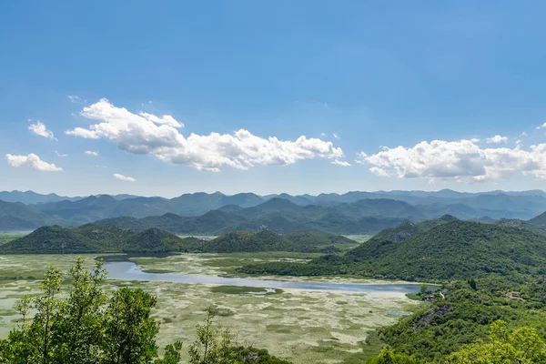 Pitoresk nehir Crnojevic dağlar arasında akar.