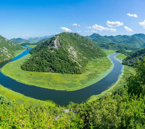 Pitoresk yemyeşil dağlar arasında akan nehir akar.