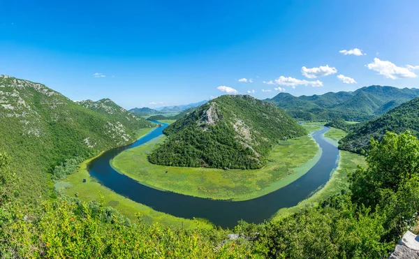 Pitoresk yemyeşil dağlar arasında akan nehir akar.