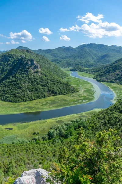 Pitoresco Rio Sinuoso Flui Entre Montanhas Verdes — Fotografia de Stock