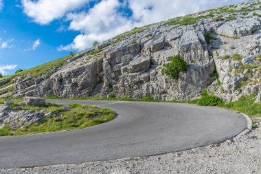 Lovcen Dağı 'nın tepesine giden yol. Karadağ hükümdarı Negush 'un Mozolesi orada yer almaktadır.