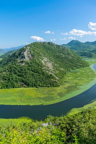 Pitoresco Rio Sinuoso Flui Entre Montanhas Verdes — Fotografia de Stock