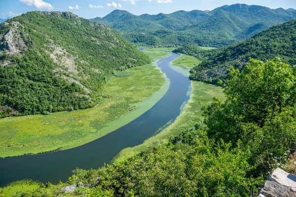 Pintoresco Río Serpenteante Fluye Entre Montañas Verdes — Foto de Stock