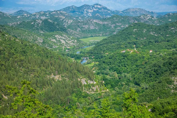 Pittoreske Meanderende Rivier Stroomt Tussen Groene Bergen — Stockfoto