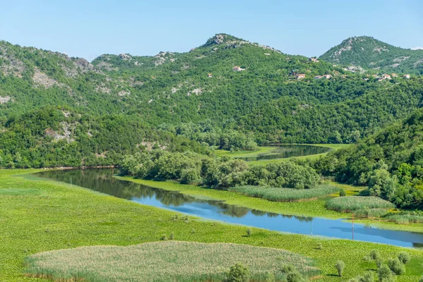 Pitoresco Rio Sinuoso Flui Entre Montanhas Verdes — Fotografia de Stock