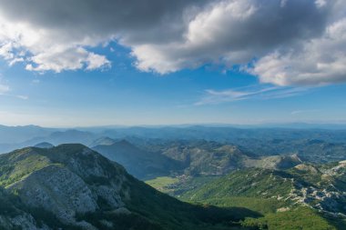 Doğal bakış açısı yüksek bir dağın tepesinde.