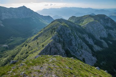 Doğal bakış açısı yüksek bir dağın tepesinde.
