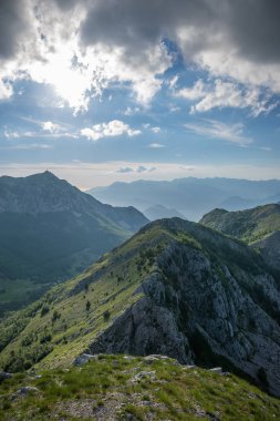 Doğal bakış açısı yüksek bir dağın tepesinde.