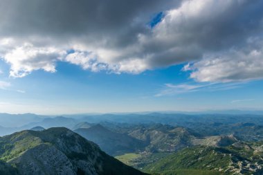 Doğal bakış açısı yüksek bir dağın tepesinde.