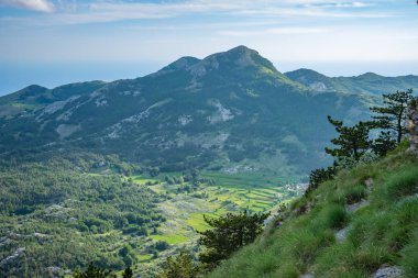 Doğal bakış açısı yüksek bir dağın tepesinde.