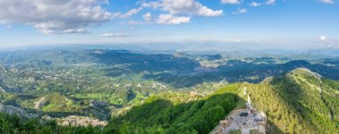 Yüksek dağların tepesinde doğal bakış açısı.