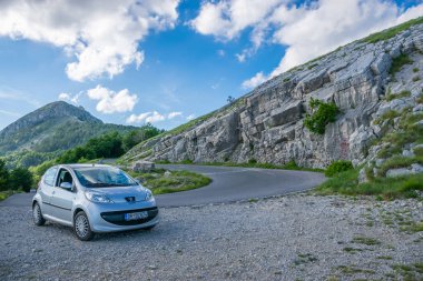 Karadağ, Lovcen Dağı - 08.08.2017: Turistler gezi için yol kenarında durdu.