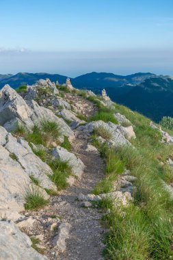 Taş piramitler yüksek dağlarda seyahat ederken turistler tarafından bırakıldı.