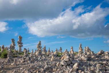 Taş piramitler yüksek dağlarda seyahat ederken turistler tarafından bırakıldı.