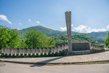 İkinci Dünya Savaşı sırasında öldürülen askerler için anıt.
