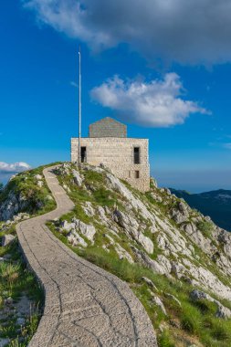 Negosh Mozolesi yüksek ve pitoresk dağ Lovcen tepesinde.