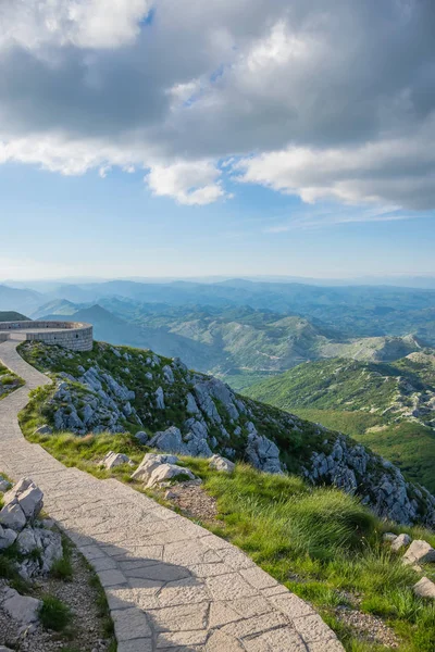 Doğal bakış açısı yüksek bir dağın tepesinde.