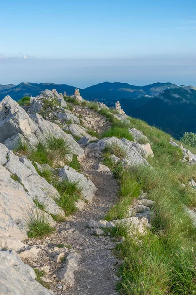 Taş piramitler yüksek dağlarda seyahat ederken turistler tarafından bırakıldı.