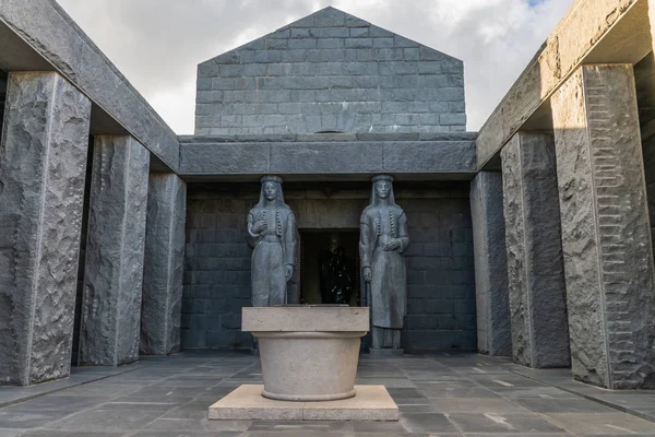 Zwei Riesige Statuen Von Mädchen Bewachen Den Eingang Zum Mausoleum — Stockfoto