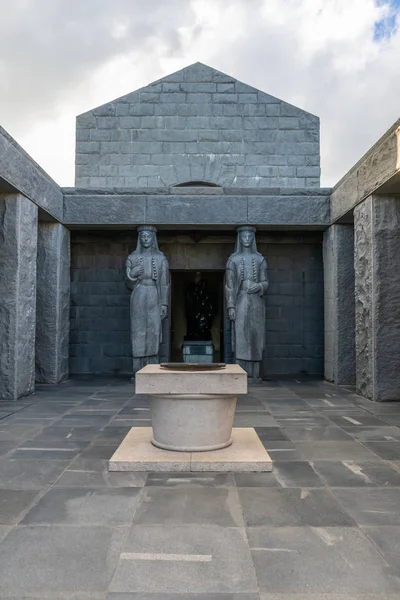 Zwei Riesige Statuen Von Mädchen Bewachen Den Eingang Zum Mausoleum — Stockfoto