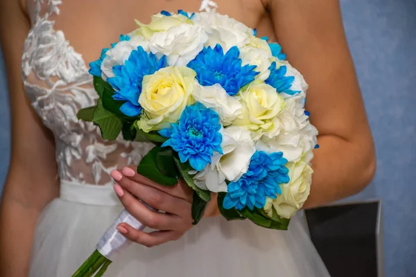 Bruid Houdt Een Prachtige Bruiloft Boeket Tijdens Ceremonie — Stockfoto