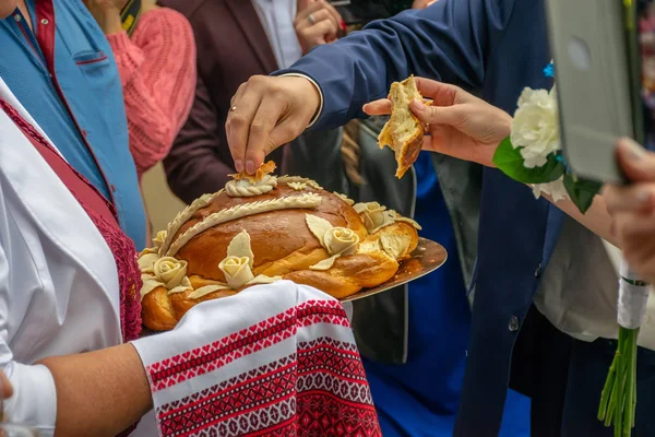 Geleneklere göre, ebeveynler yeni evlilerle ekmek ve tuzla tanışır..