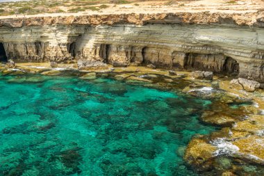 Muhteşem deniz mağaraları Ayia Napa kenti yakınında, doğu kıyısında yer almaktadır.