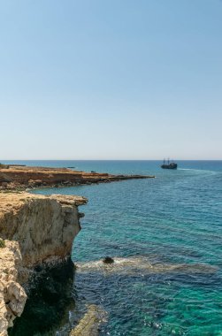 turistler en popüler cazibe yakın gemide yüzer - Aşk Köprüsü