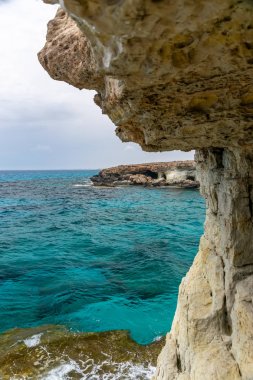 Sıradışı pitoresk mağara Akdeniz kıyısında yer almaktadır. Kıbrıs, Ayia Napa.