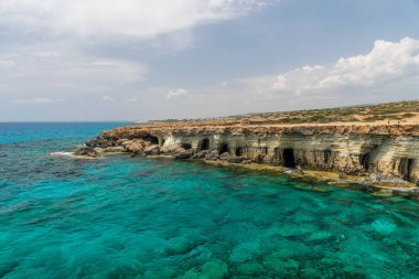 Muhteşem deniz mağaraları Ayia Napa kenti yakınında, doğu kıyısında yer almaktadır.
