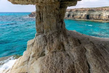 Sıradışı pitoresk mağara Akdeniz kıyısında yer almaktadır. Kıbrıs, Ayia Napa.