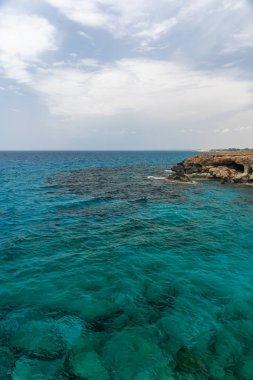 Pitoresk deniz mağaraları Akdeniz kıyısında yer almaktadır.