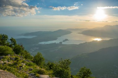 Kotor Körfezi'nin manzaraları dağın tepesindeki bir bakış açısından açık.