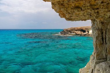 Sıradışı pitoresk mağara Akdeniz kıyısında yer almaktadır. Kıbrıs, Ayia Napa.