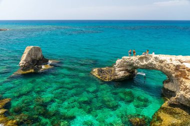 Kıbrıs, Aşıklar Köprüsü - 11.09.2018: Turistler yükseklikten Akdeniz'in masmavi sularına atlıyor.