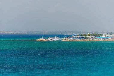 Kıbrıs, Ayia Napa - 11.Mayıs 2018: Turistler limandan geziler için tekneyle gidiyor.