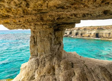 Sıradışı pitoresk mağara Akdeniz kıyısında yer almaktadır. Kıbrıs, Ayia Napa.