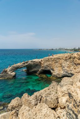 Kıbrıs, Aşıklar Köprüsü - 11.09.2018: Turistler yükseklikten Akdeniz'in masmavi sularına atlıyor.