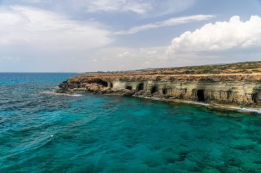 Pitoresk deniz mağaraları Akdeniz kıyısında yer almaktadır.