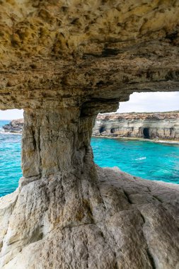 Sıradışı pitoresk mağara Akdeniz kıyısında yer almaktadır. Kıbrıs, Ayia Napa.