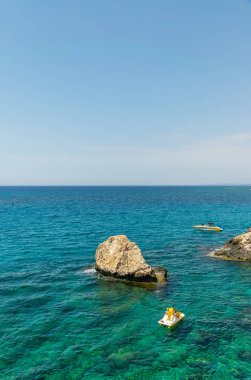 turistler en popüler cazibe yakın gemide yüzer - Aşk Köprüsü
