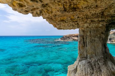 Sıradışı pitoresk mağara Akdeniz kıyısında yer almaktadır. Kıbrıs, Ayia Napa.