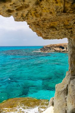 Sıradışı pitoresk mağara Akdeniz kıyısında yer almaktadır. Kıbrıs, Ayia Napa.