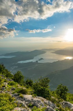 Kotor Körfezi'nin manzaraları dağın tepesindeki bir bakış açısından açık.