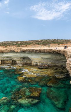 Pitoresk deniz mağaraları Akdeniz kıyısında yer almaktadır.