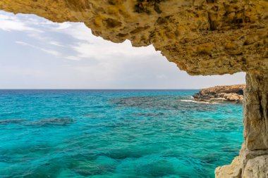 Sıradışı pitoresk mağara Akdeniz kıyısında yer almaktadır. Kıbrıs, Ayia Napa.