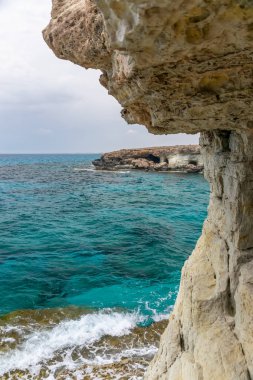 Sıradışı pitoresk mağara Akdeniz kıyısında yer almaktadır. Kıbrıs, Ayia Napa.