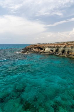 Pitoresk deniz mağaraları Akdeniz kıyısında yer almaktadır.
