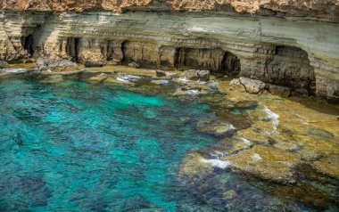 Muhteşem deniz mağaraları Ayia Napa kenti yakınında, doğu kıyısında yer almaktadır.