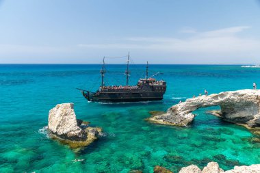 Kıbrıs, Ayia Napa - 11.Mayıs 2018: Turistler en popüler cazibe yakın gemide yüzer - Aşk Köprüsü.